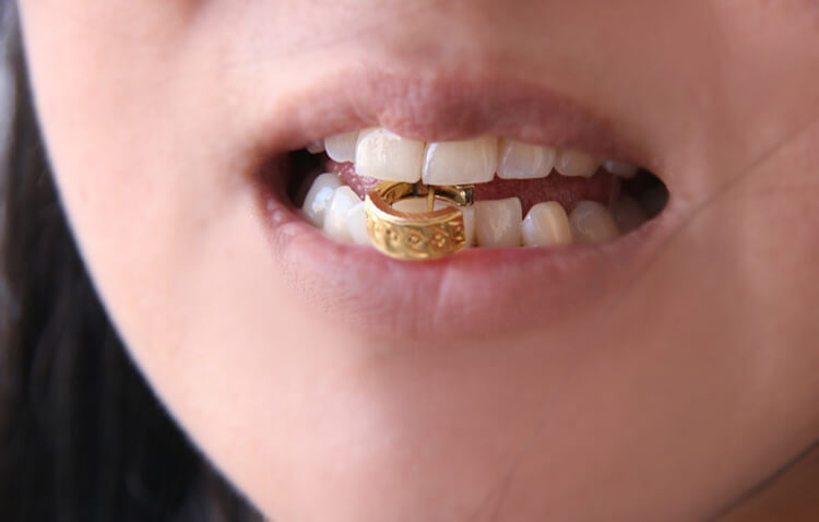 Phân biệt vàng thật giả bằng cách cắn thử vàng